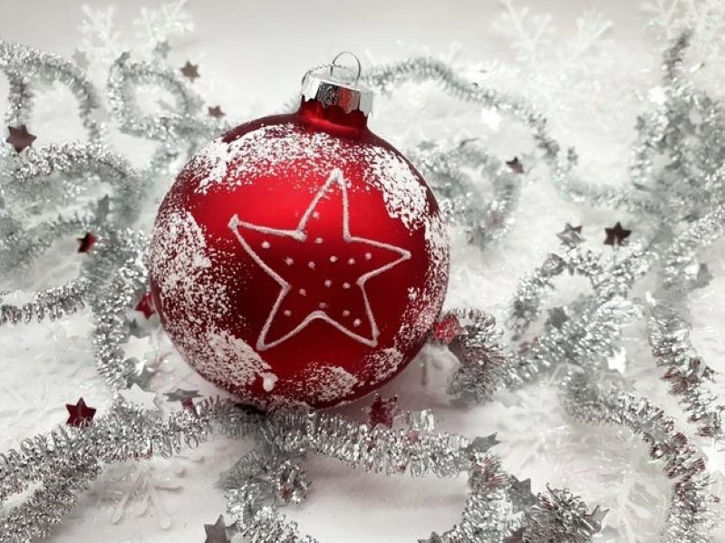 red-christmas-ball-with-silver-d